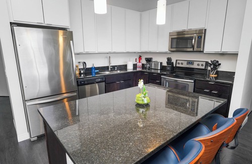 Westown Hotel | Stylish Westown 2BR Retreat 10 min to Fiserv Forum