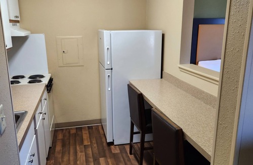 Summit Station Hotel | Suburban Studios Columbus East