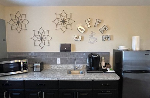 Littleton House | Suite Retreat - 3 bed traveler's cottage w/office