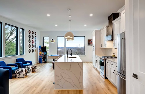 Hurwood Heights House | Summer rooftop decks, hot tubs, game rooms, sauna near Broadway & Geodis Park