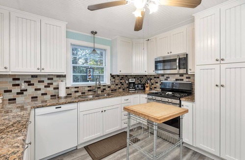East Beach House | Summer Special! Charming East Beach Cottage w Pool
