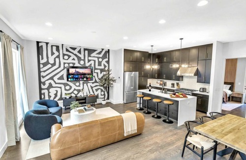 Katie Hill Neighborhood House | Summer two hot tubs, rooftop decks, karaoke lounges near Broadway