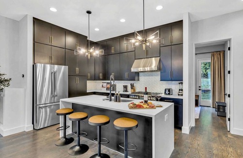 Katie Hill Neighborhood House | Summer two hot tubs, rooftop decks, karaoke lounges near Broadway
