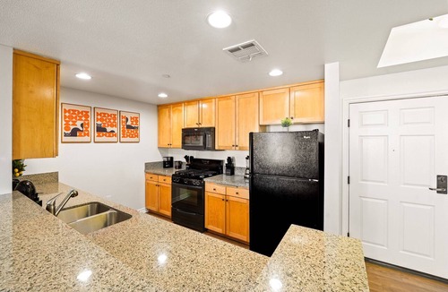 Sherman Oaks Hotel | Sun-Drenched Hideaway w/Dual Balcony, Pool, & Gym
