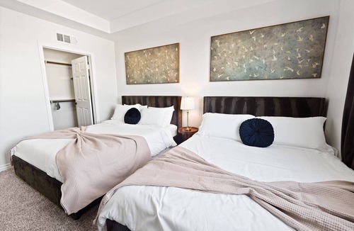 Sherman Oaks Hotel | Sun-Drenched Hideaway w/Dual Balcony, Pool, & Gym