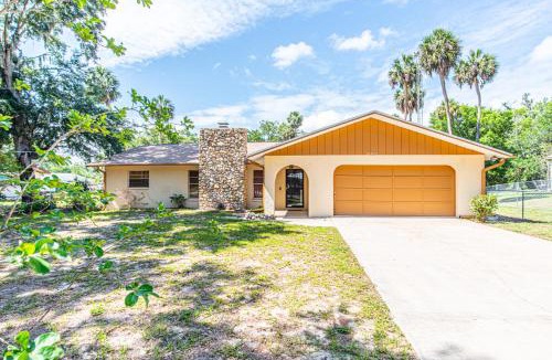 Homosassa House | Sunkissed Sassa Cottage Sleeps 8 with fenced yard, 1 Dog Ok
