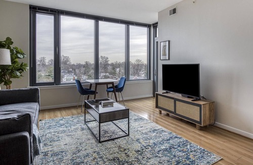 Bethesda Apartment | Sunny 1BR Near Woodmont Triangle w/ Amenities