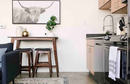 Old City Apartment | Sunny Loft w/View of Gay St