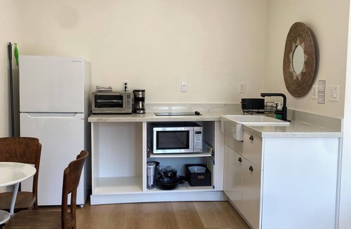 Longfellow Apartment | Sunny Studio w/kitchen walkable to BART