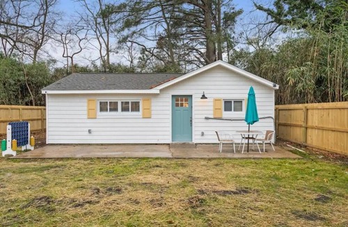 Buckroe Beach House | Sunnyside Inn Back Cottage