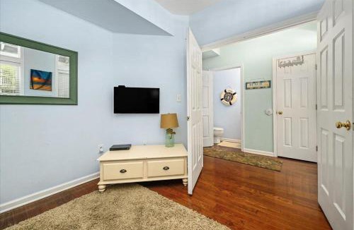 Sunset Island House | Sunset Island Waterfront 4 Bedroom Townhome with Many Amenities!