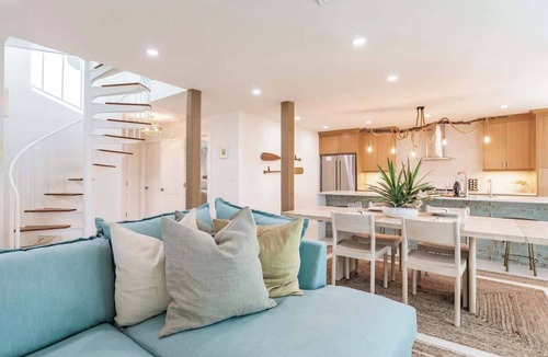 Jose's Hideaway House | Sunset Too: 1 house to Beach + Golf Cart, Pickleball