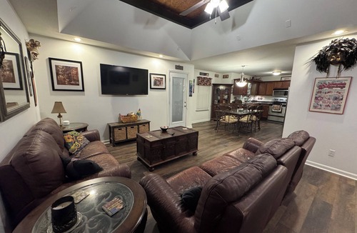Shepherdsville House | Sunsets on Bourbon Street! Waterfront views!