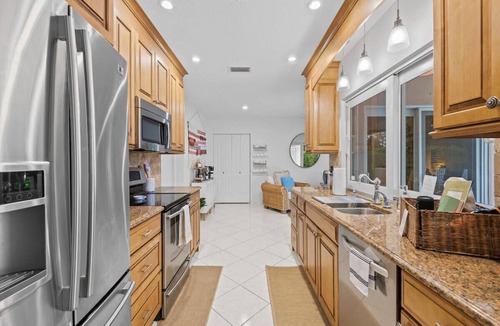 Coral Ridge Isles House | Sunshine Retreat ~ Waterfront~Pool~Paddle Boards