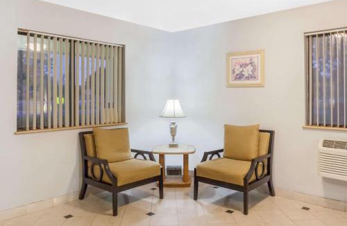 Charlotte Hotel | Super 8 by Wyndham Charlotte/Amusement Park Area