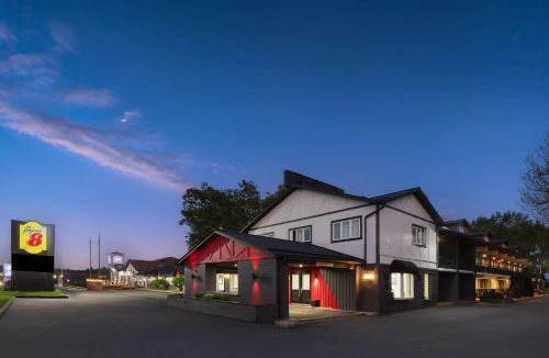 Gananoque Hotel | Super 8 by Wyndham Gananoque - Country Squire Resort