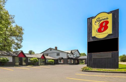 Gananoque Hotel | Super 8 by Wyndham Gananoque - Country Squire Resort
