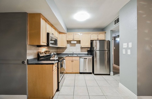 Las Vegas Strip Hotel | SVS: Modern 3BD Strip View Condo | 1,000+ sqft | Sleeps 12 | Jockey Club