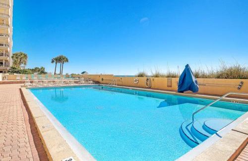 Destin House | Swanky beachfront hotel-style condo w shared pool hot tub and beach access