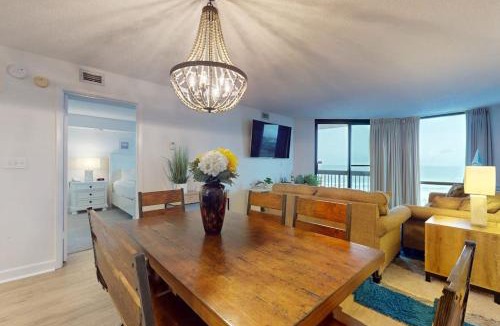 Destin House | Swanky beachfront hotel-style condo w shared pool hot tub and beach access