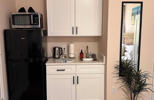 Windwood Bay Apartment | Ta-da! How does this look? Modern Vacation Studio Minutes Away From The Parks!