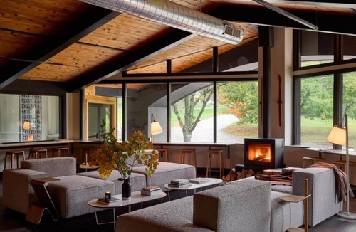 Stowe Area Hotel | Tälta Lodge, a Bluebird by Lark | Stuga - King | with Direct River Access