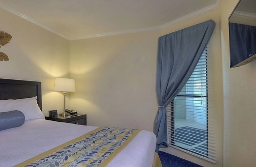 Rocky Point Hotel | Tampa Bay Waterfront Escape with Heated Pool, Beach Volleyball & Dining