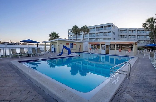 Rocky Point Hotel | Tampa Bay Waterfront Escape with Heated Pool, Beach Volleyball & Dining