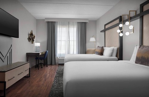Secret Cove Hotel | Tapestry Park 2 Double Suite with Resort Pool &Gym
