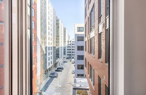 Mount Vernon Triangle Apartment | Terrific Mount Vernon Studio w/Gym & Courtyard, nr Metro, by Blueground