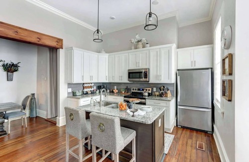 Historic Downtown Savannah Apartment | The Alfred Inn, Victorian District | Modern Flare
