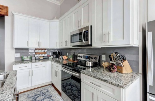 Historic Downtown Savannah Apartment | The Alfred Inn, Victorian District | Modern Flare
