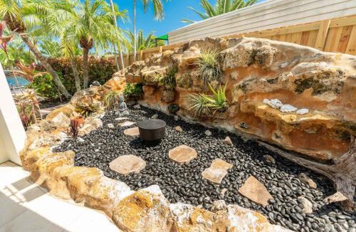 North Central Hollywood Villa | The Aqua Villa