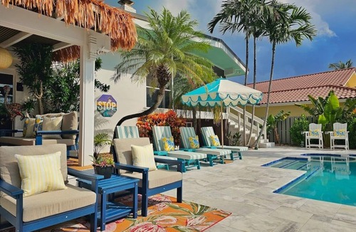 Harbour Inlet House | The Bird 2 blocks to beach-Heated Pool-Hot Tub
