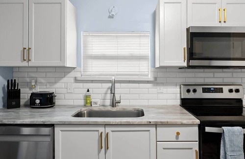 College Park House | The Blue Bungalow Peaceful | Porch | HotTub I DT