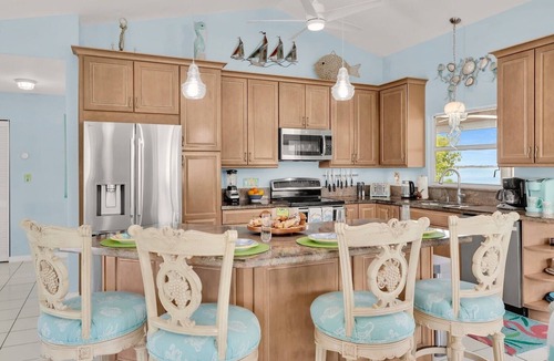 Sugarloaf Shores House | *THE COMMODORE’S REFUGE @ SUGARLOAF KEY* Pool & Pickleball + LAST KEY SERVICES