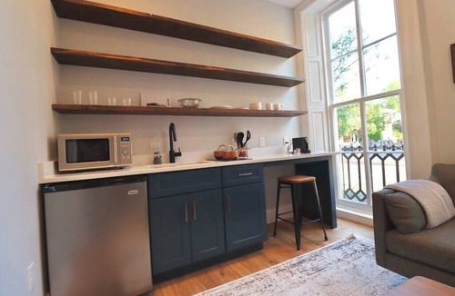 Old Town Alexandria Apartment | The Duke Suite at Prince Street Inn