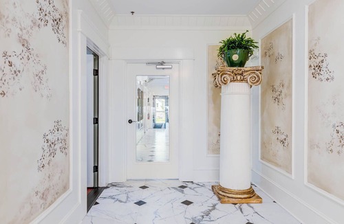Historic Downtown Manteo Apartment | The Forest-La Foret Room