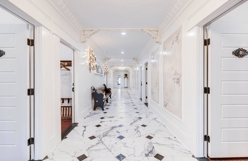Historic Downtown Manteo Apartment | The Forest-La Foret Room