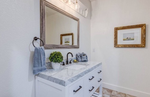 Historic Downtown Manteo Apartment | The Forest-La Foret Room
