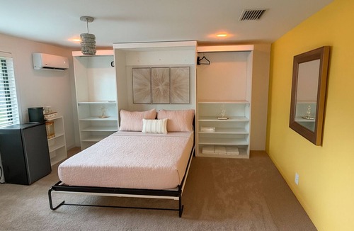 Wilton Manors House | The Gold Room · Garden of Manors · Guesthouse·FL