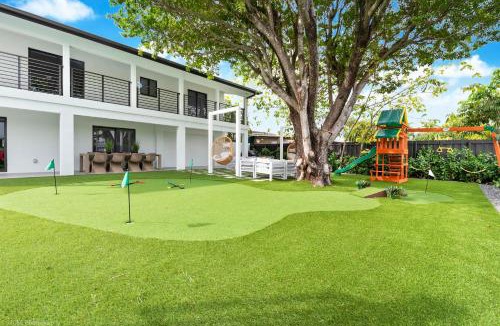 Ludlam House | The Grand World Mansion - Game Room, 9 Bed rooms, Htd Pool, Mini Golf, BBQ