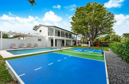Ludlam House | The Grand World Mansion - Game Room, 9 Bed rooms, Htd Pool, Mini Golf, BBQ