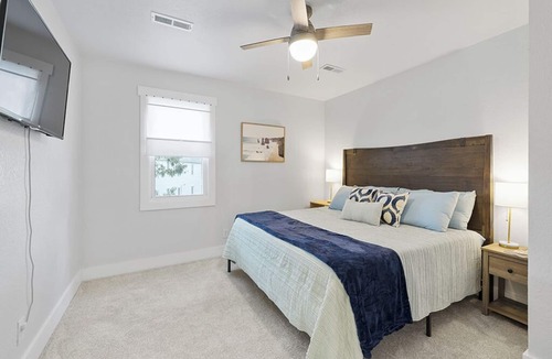 Northeast Virginia Beach Hotel | The Hideaway: 2 Bedroom 2.5 Bath, blocks to ocean.