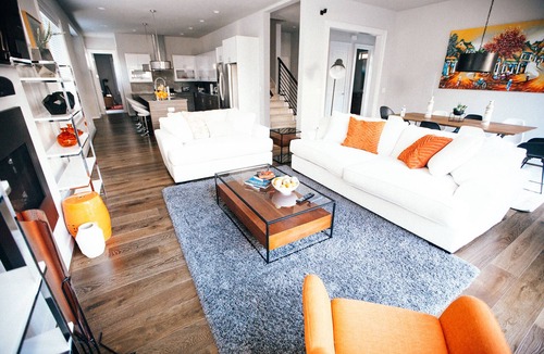 Renton House | ★The Highland House★ Sleeps16+ centralized location★ 6 bdrm w/4 King Beds!