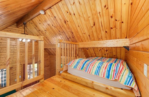 Luray Cabin | The Hook cabin-hot tub, mountain views & more!