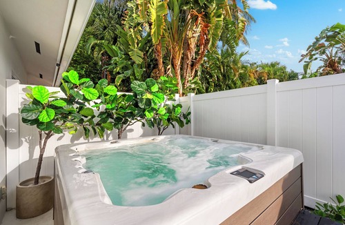 Lauderdale Beach House | The Isles- Ft Lauderdale’s Newest Luxury Escape, Walk to Beach, Pool & Hot Tub