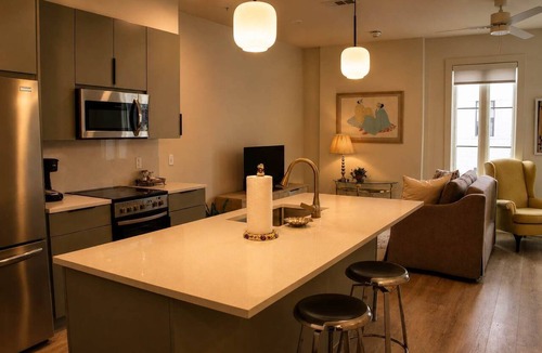 Metropolitan Apartment | The Jardin Bluebell Suite | Near Downtown