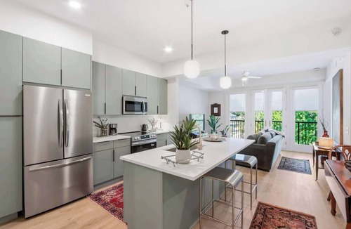 Metropolitan Apartment | The Jardin Cedar Suite | Near Downtown