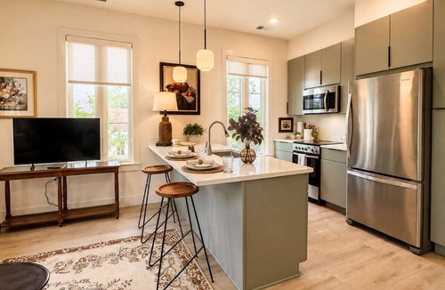 Metropolitan Apartment | The Jardin Hawthorn Suite | Near Downtown